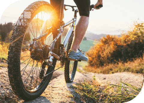O seguro de bike é um tipo de seguro voltado para os ciclistas e suas bicicletas. Ele oferece cobertura para possíveis danos, roubos, furtos, acidentes ou responsabilidade civil que possam ocorrer durante a prática do ciclismo, seja em vias urbanas, estradas ou trilhas. SEGURO DE BIKES